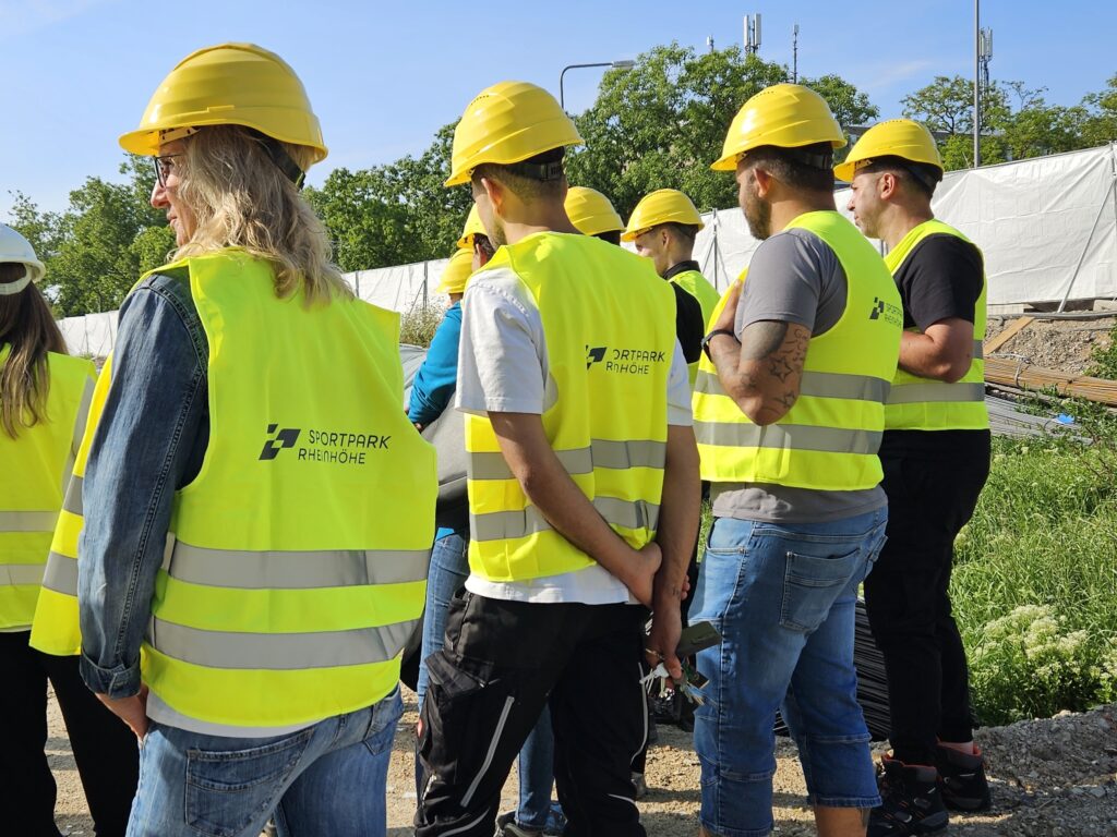 Nur mit Sicherheitswesten und Helm auf die Baustelle