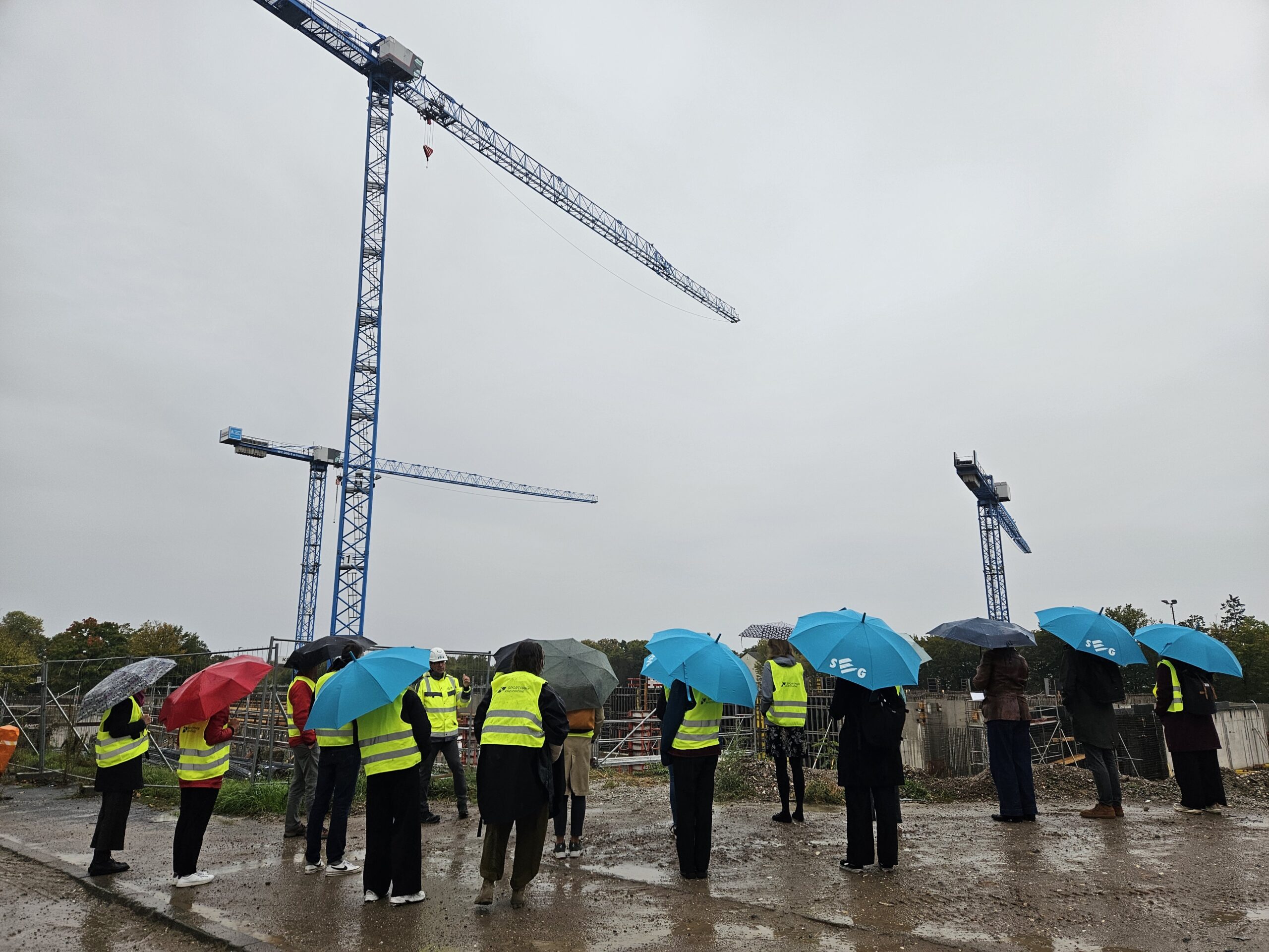 Regenschirme schützten die internationalen Gäste des Klimaschutzagentur Wiesbaden e.V. vor strömendem Regen